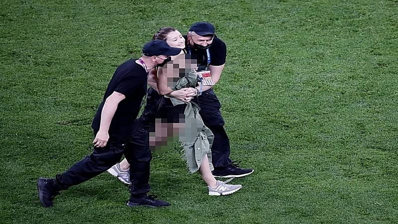 بالصور.. اقتحام فتاة لملعب مباراة بلجيكا وفنلندا للترويج لعملة رقمية