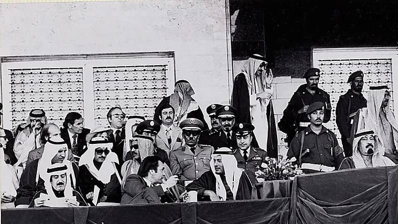 صور تذكارية نادرة لحفل سباق الهجن والخيل بحضور الملك خالد بن عبدالعزيز