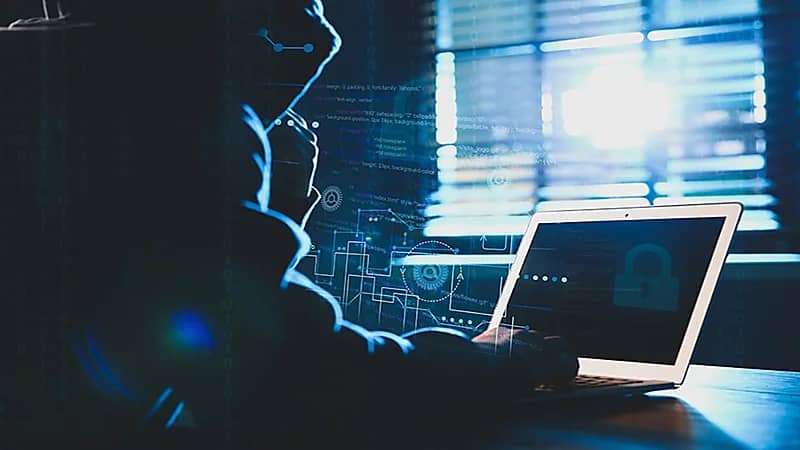 فتاة تتعرض للابتزاز بنشر صورها على الإنترنت