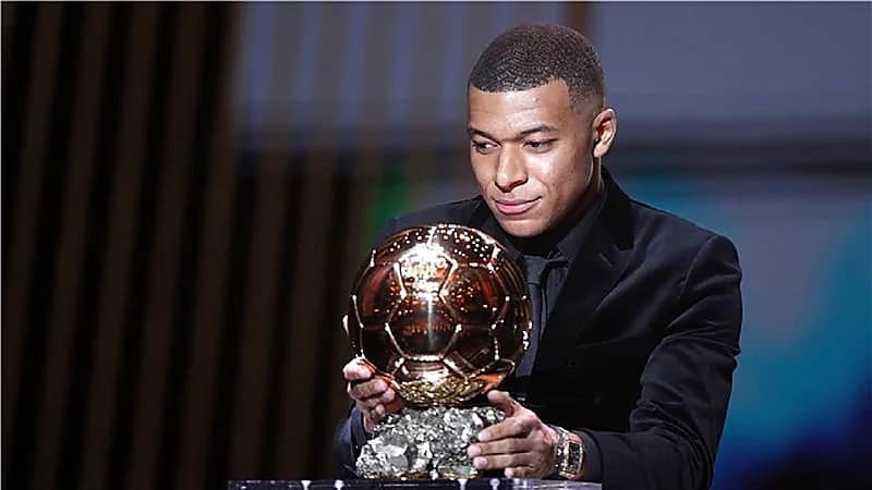 رونالدينيو يتمنى فوز مبابي بالكرة الذهبية مع باريس سان جيرمان