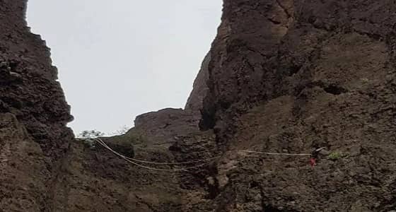 الدفاع المدني ينقذ شاباً احتجز في موقع صخري بمحايل عسير