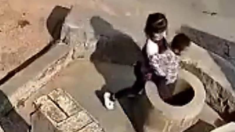 بغرض اللعب.. طفلة تلقي صبي صغير ببئر عميق (فيديو)