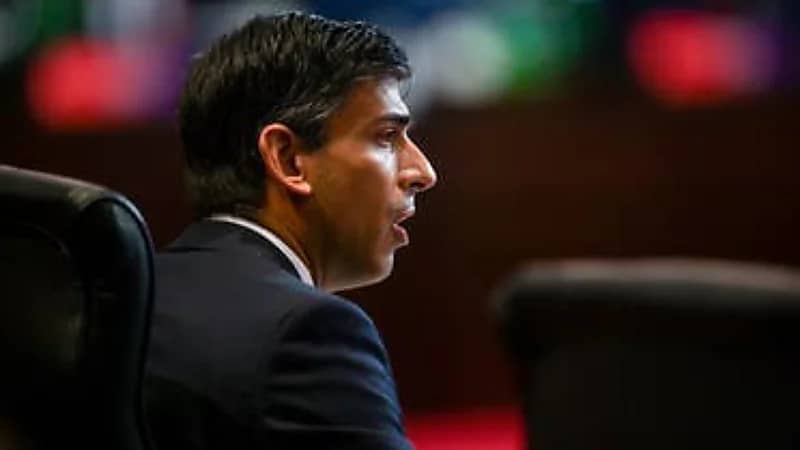 رئيس وزراء بريطانيا يثير الغضب بسبب نزعه حزام الأمان لتصوير فيديو