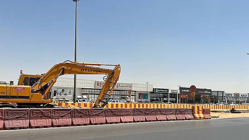 إزالة أرصفة طريق خريص ضمن أعمال برنامج الرياض الخضراء .. صور