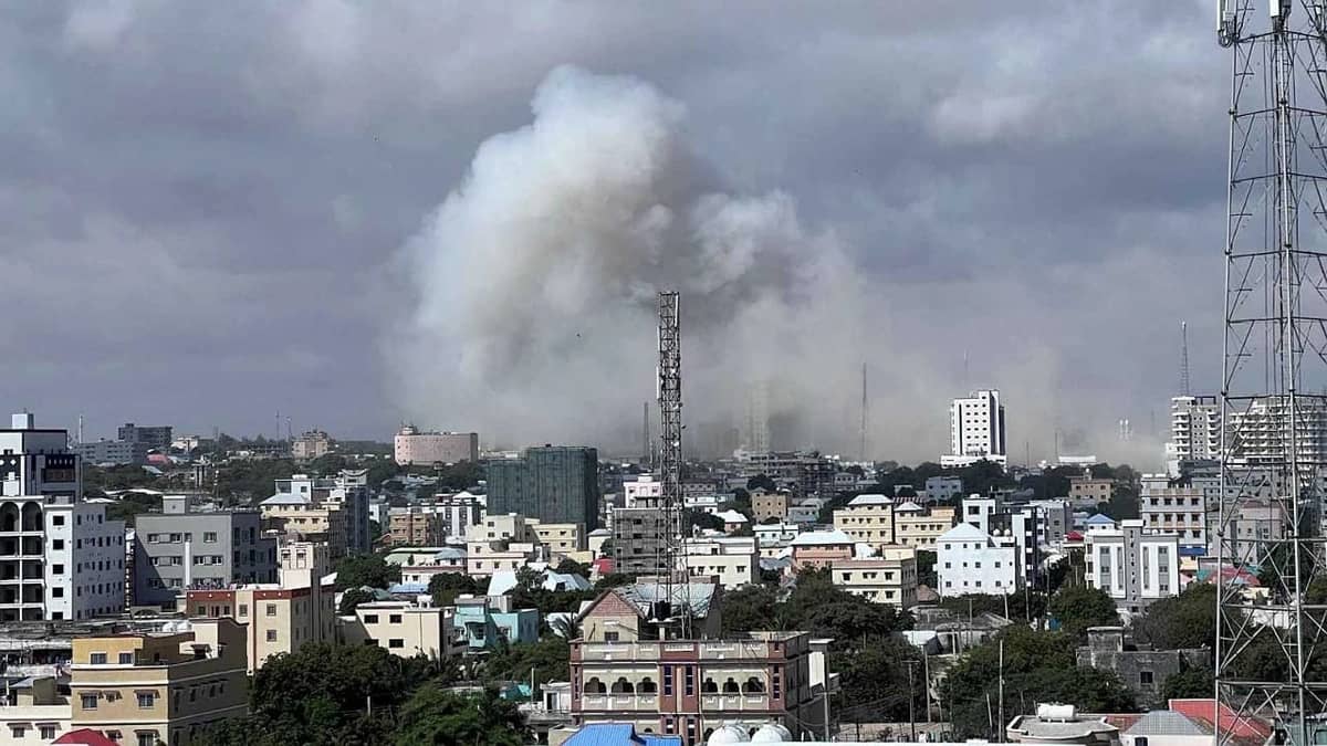 انفجار وإطلاق نار قرب مقر استخبارات في مقديشو .. فيديو