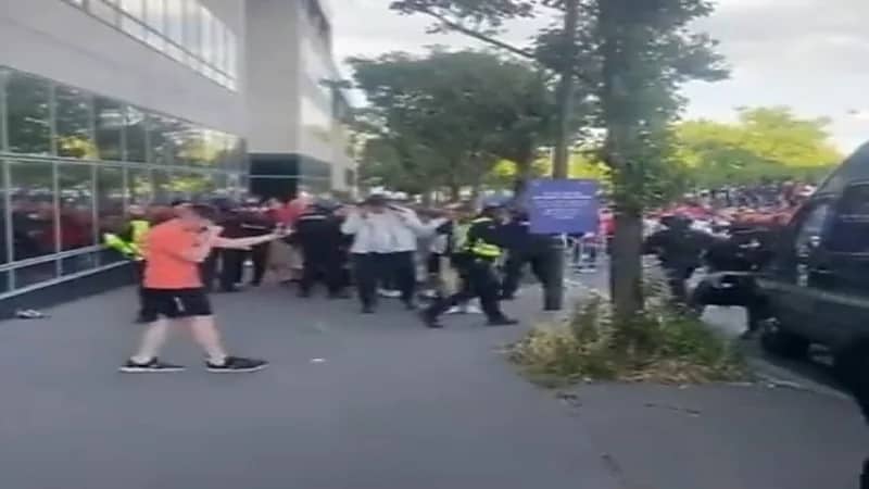 شاهد.. فوضى خارج ملعب سان دوني في باريس بعد إطلاق الغاز المسيل للدموع