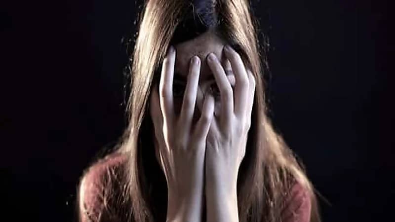 معلم يسقط من الطابق السادس بعد ضبطه في علاقة محرمة مع طالبته