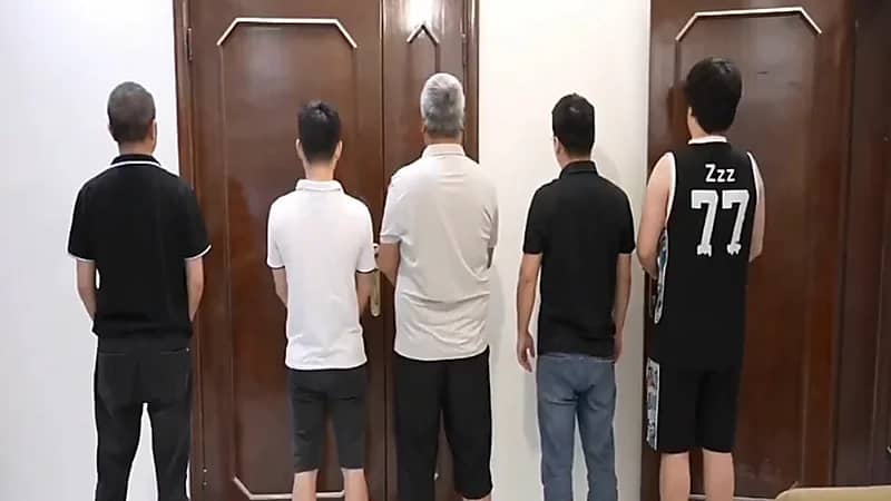 الإطاحة بـ 6 صينيين يصنعون منتجات تبغ مغشوشة داخل فيلا في الرياض.. فيديو