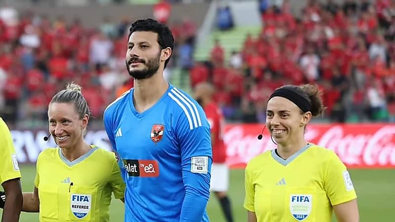 نظرات إعجاب الحكمة الأمريكية لحارس الأهلي المصري تثير الجدل .. فيديو