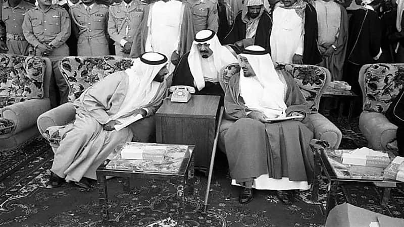 صورة نادرة لحديث جانبي بين الملك خالد والشيخ زايد