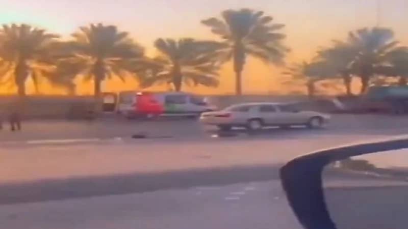 شاهد.. تصادم سيارة " بيك آب " وشاحنة تحمل مواد مشتعلة على أحد الطرق بالرياض