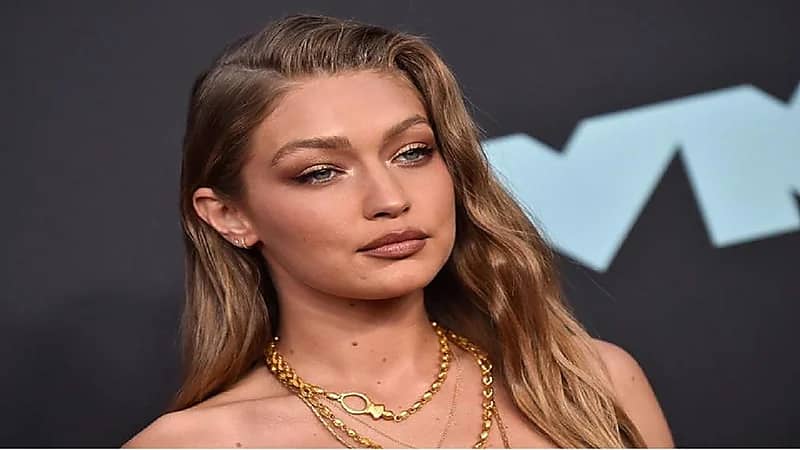 جيجي حديد تستعرض غرفة طفلتها وألعابها