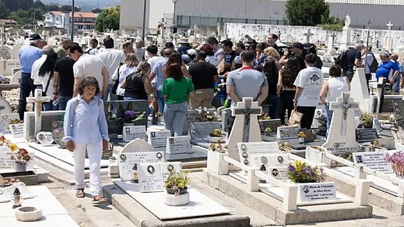 بلاغ للشرطة ضد مشجعين التقطوا صورا بجوار قبر جوتا