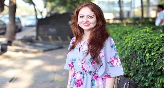 بالصور.. فتاة حسناء تشكك في نسبها بسبب لون بشرتها