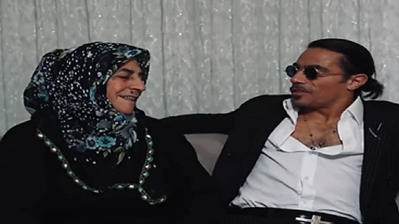 شاهد.. الشيف نصرت يظهر مع والدته في منزل متواضع