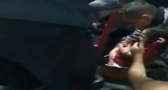 بالفيديو.. إخرج طفلة من " طنجرة طبخ " وضعتها والدتها بها