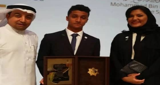 بالصور.. لاعب نادي السلام " محمد السويق " يتسلم جائزة الإبداع الرياضي