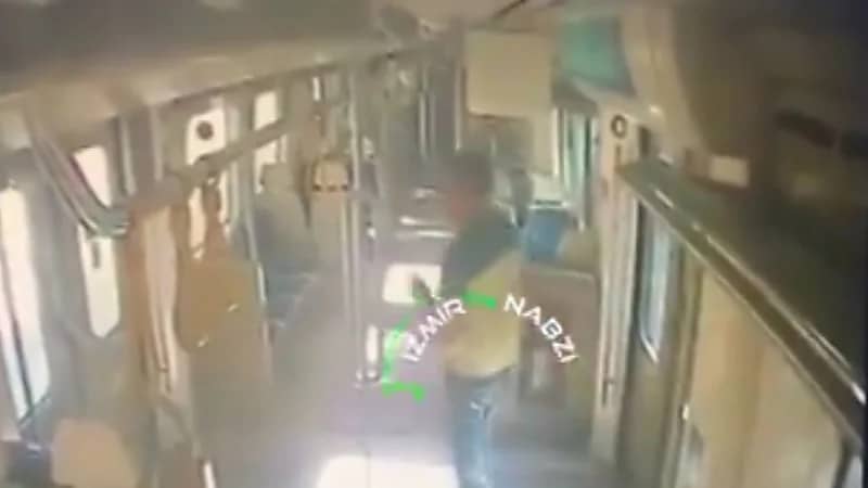 راكب يُنهِي حياة حارس أمن بعد منعه من التدخين في القطار.. فيديو