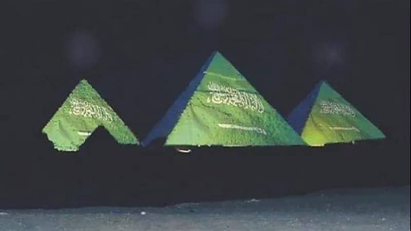 الأهرامات المصرية تضيء براية التوحيد احتفالا باليوم الوطني 91