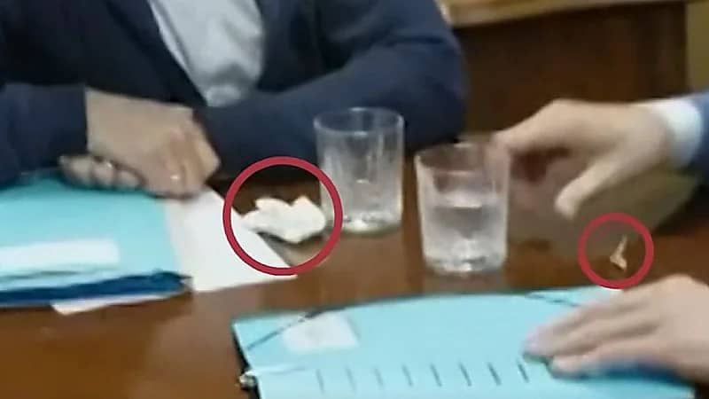 منديل ماكرون الأبيض يثير التكهنات حول احتوائه على مادة محظورة.. فيديو