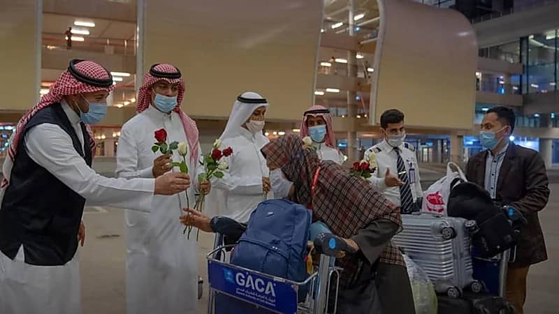 بالصور.. وصول أولى أفواج المعتمرين القادمين من تايلند إلى جدة