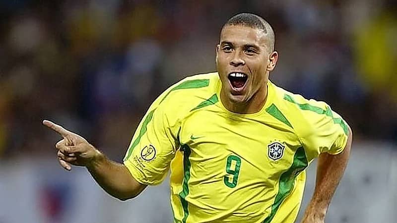 من بينهم رونالدو وميسي .. الظاهرة رونالدو يختار أعظم 4 لاعبين في العالم