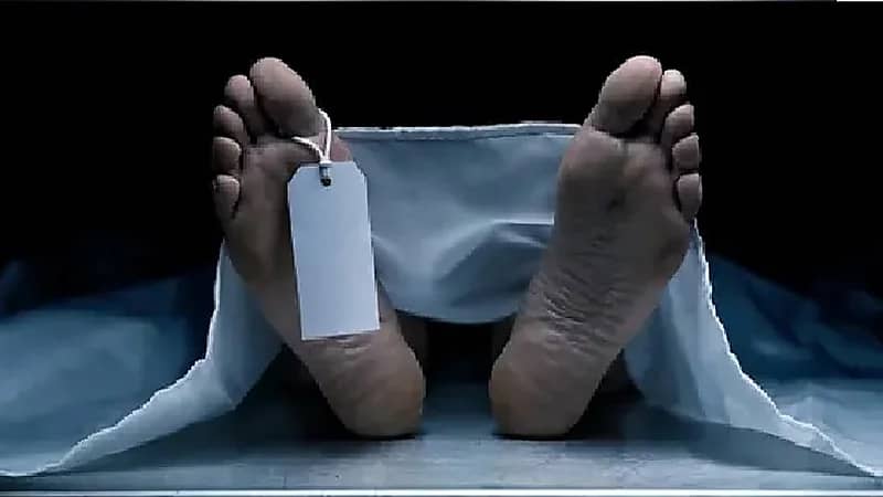 عائلة تجبر ابنتها على تناول مادة سامة