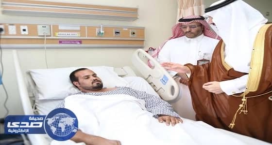 جندي مصاب في «حادث العوامية» يلقي قصيدة حماسية أثناء زيارة أمير الشرقية