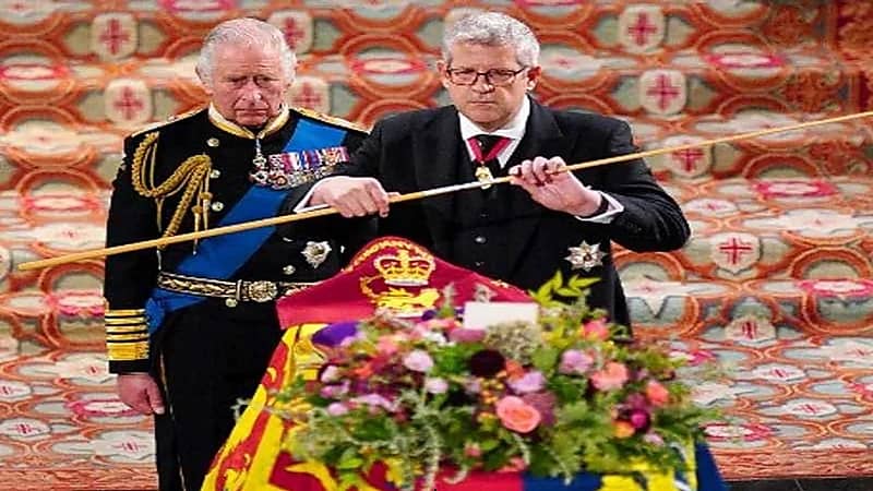 بالفيديو.. سر كسر العصا فوق نعش الملكة إليزابيث