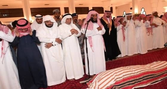 بالصور.. وكيل إمارة جازان يؤدي صلاة الميت على الشهيد " أبو طيرة "