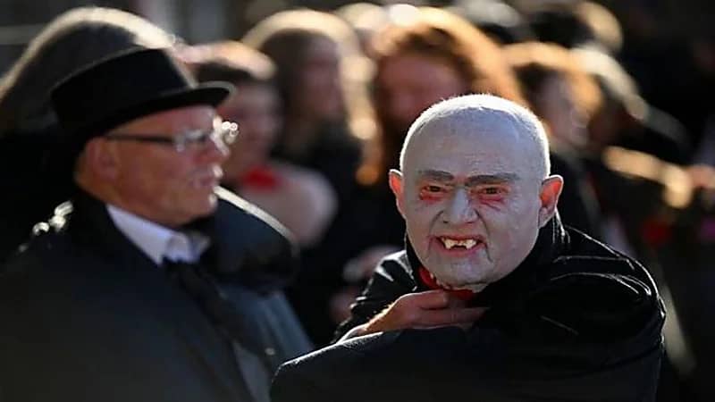 بالصور.. دخول مدينة بريطانية موسوعة غينيس بأكبر عدد لمصاصي الدماء