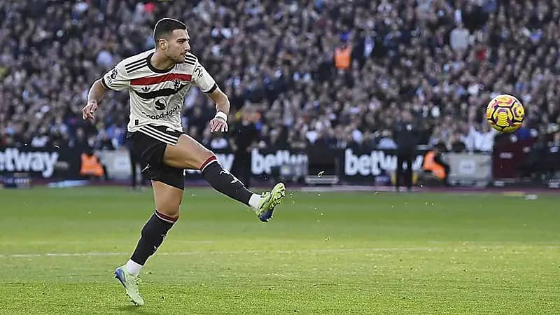 لاعب مانشستر يونايتد يهدر أسهل فرصة للتسجيل .. فيديو