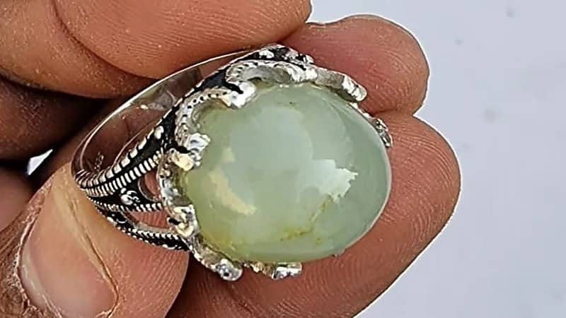 شاب سعودي يعثر على أحجار كريمة بأحد أودية جازان