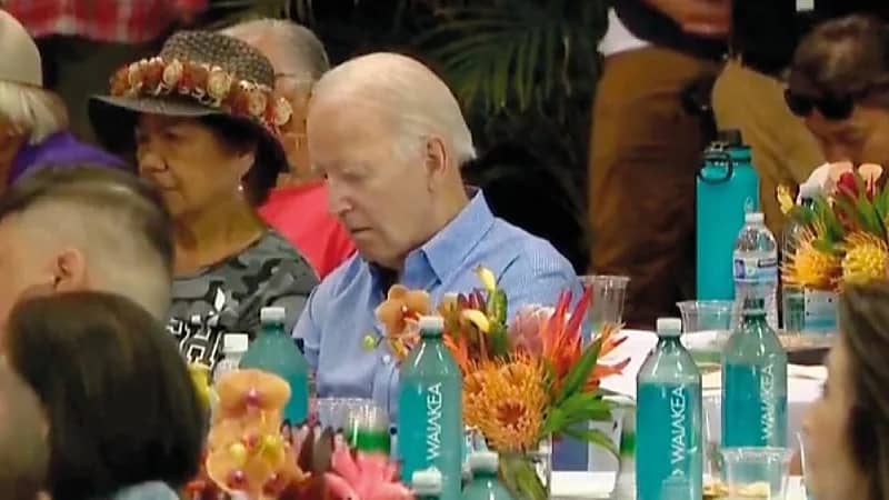 بايدن يقع في موقف محرج مجددًا ويغفو خلال مراسم تكريم ضحايا جزيرة ماوي