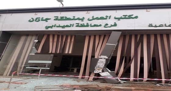 مركبة تقتحم مكتب العمل بالعيدابي