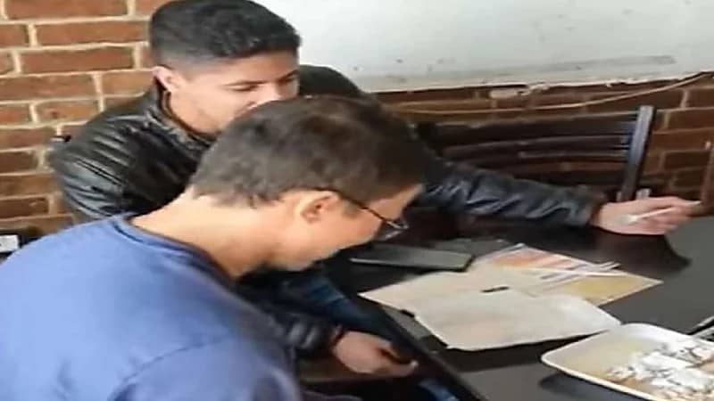 شاهد.. صاحب مطعم لـ زبائنه: الفطيرة مصنوعة من لبن الحمار