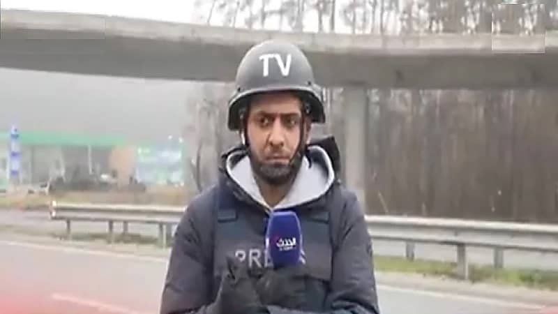 بالفيديو.. سقوط صاروخ قرب "مراسل" في كييف