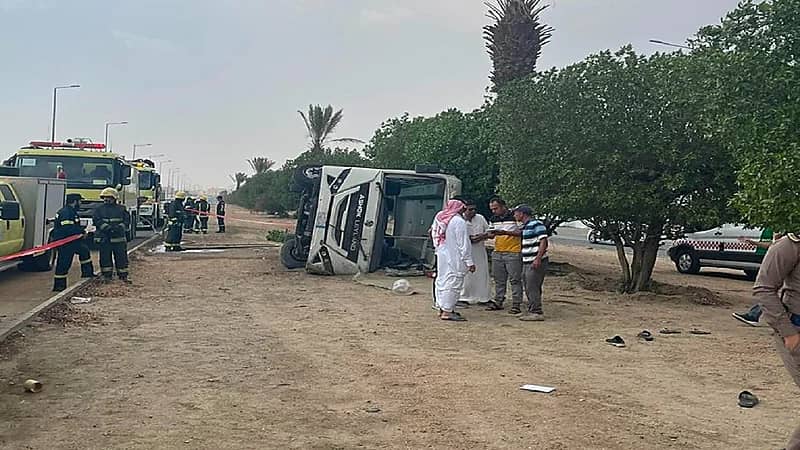 بالصور .. انقلاب مروع لحافلة على طريق الطائف السيل