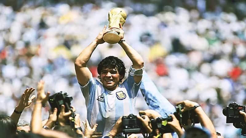 "كأس ماردونا" حديث الصحافة العالمية