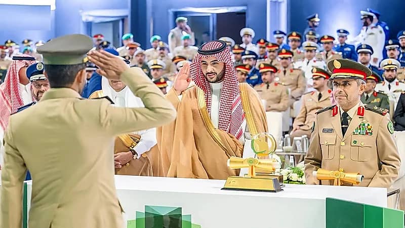 وزير الدفاع يرعى حفل تخريج دارسي جامعة الدفاع الوطني .. صور