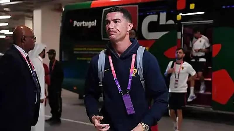 سواريز يكشف سبب منع رونالدو للاعبي البرتغال من استخدام الهاتف