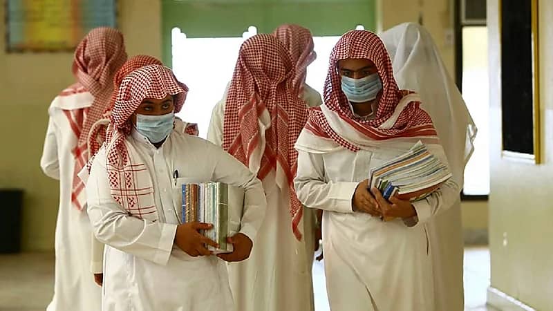 "التعليم" تسمح لطلاب المتوسطة والثانوية بإدخال الهواتف الذكية للمدرسة