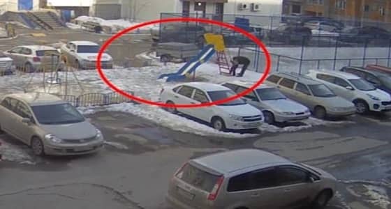 بالفيديو.. رجل يجبر السلطات على حماية الحدائق العامة باختطاف ابنته