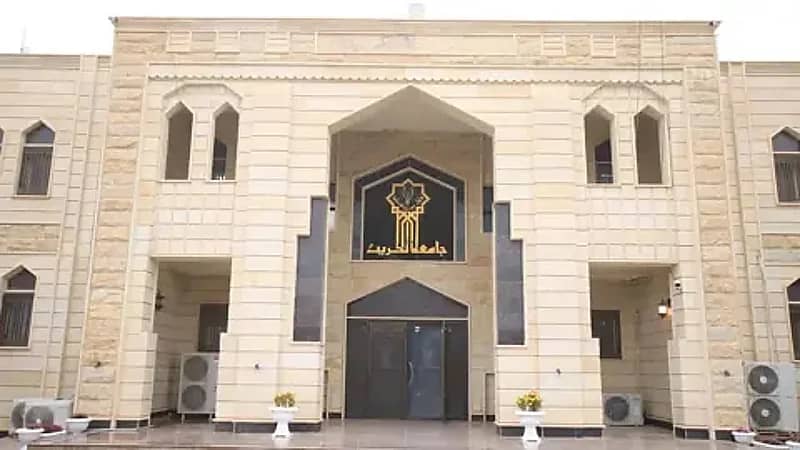 عزل أستاذ جامعي بعد دهس رجل أمن ومحاولته ابتزاز طالبة