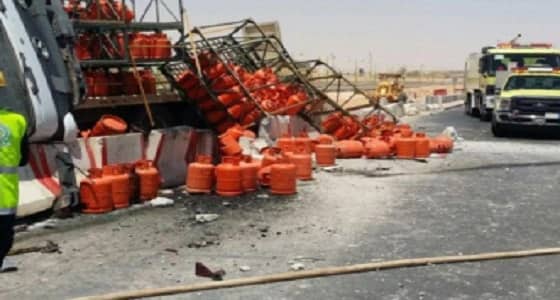 انقلاب شاحنة تحمل أسطوانات غاز بطريق السيل