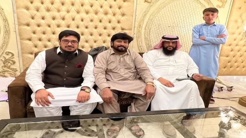 بالصور.. قصة مودة عميقة جمعت سعودي ببكستاني