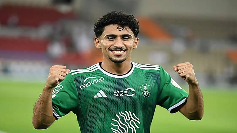 الأهلي يقترب من استعادة خدمات بالعبيد