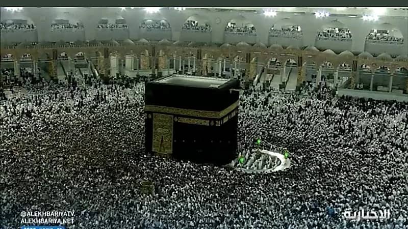بالفيديو.. المعتمرون يرسمون أجمل هندسة إلهية حول الكعبة في صحن الطواف