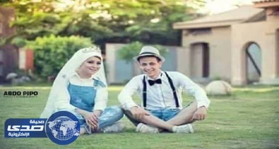 بالصور.. عروسان يكسران روتين حفل الزفاف بالشورت وجمبسون جينز