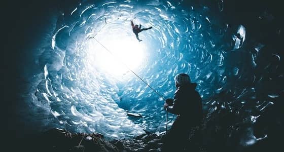 بالصور.. مغامرة لفرنسيين بداخل كهف جليدي